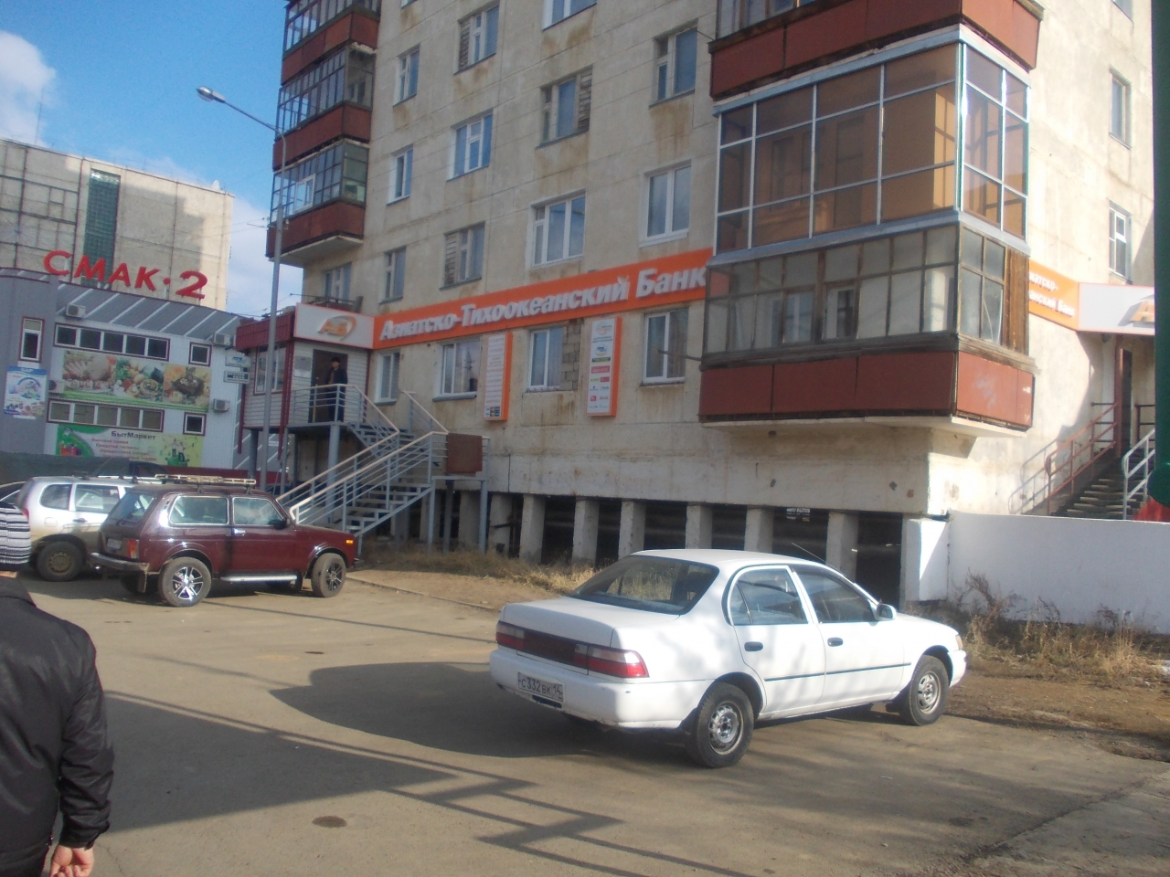 Все строительство на сваях, тут же вечная мерзлота.